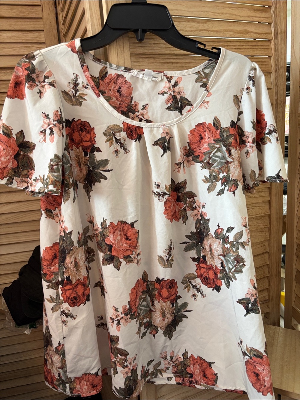 Love Delirious Maternity Scoop Neck Women’s Top - Creme with Rose Print Medium